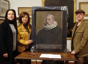 Alejandro Cabeza con su retrato de Cervantes junto a Milagros del Barrio Pérez-Grueso y Susana García Moya_552x405