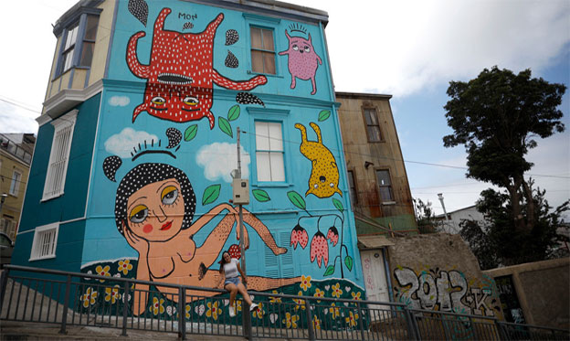Mon Laferte pinta un mural en Chile sobre “el ciclo menstrual” y las autoridades evalúan multarla por no tener autorización