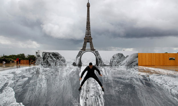 FOTOS: Una ilusión óptica hace ‘flotar’ la torre Eiffel sobre un enorme barranco