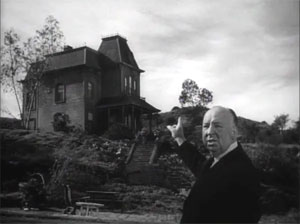 Alfred Hitchcock ante el motel de Psicosis