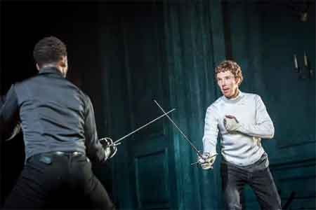  Benedict Cumberbatch como Hamlet y Kobna Holdbrook-Smith como Laertes en Hamlet, de National Theatre, que se rodó en el Teatro Barbican en 2015. National Theatre/Amazon Prime Video 