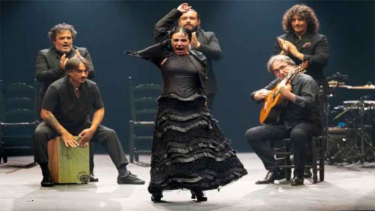 LA ELEGANCIA LLAMADA EVA YERBABUENA