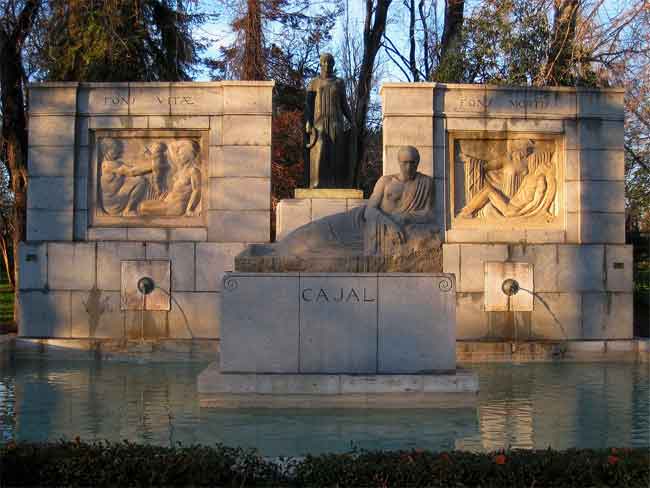 Monumento a Santiago Ramón y Cajal (1926) en el Retiro de Madrid