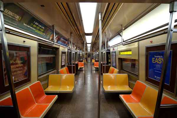 El interior de un tren R46 del metro de Nueva York, vagón #5898, en la estación 207th Street de la línea A