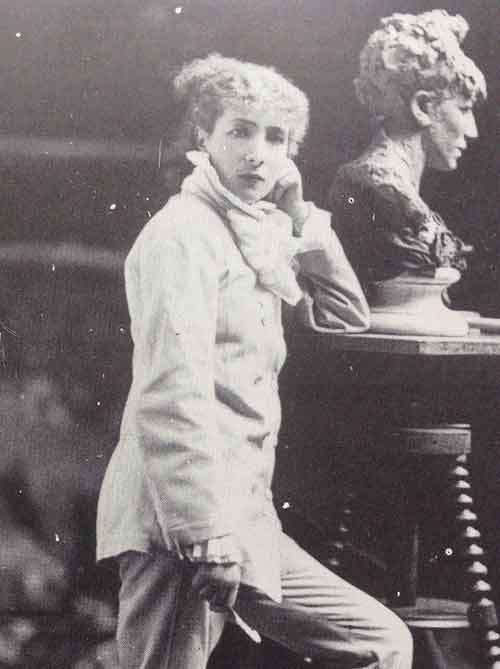 Sarah Bernhardt en su estudio de escultura en París, hacia 1878